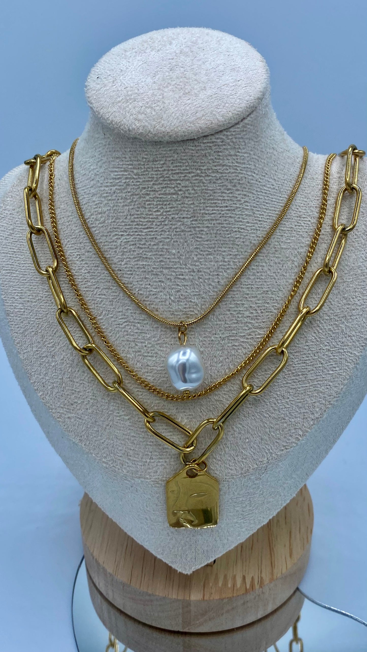 Collar pearl and face