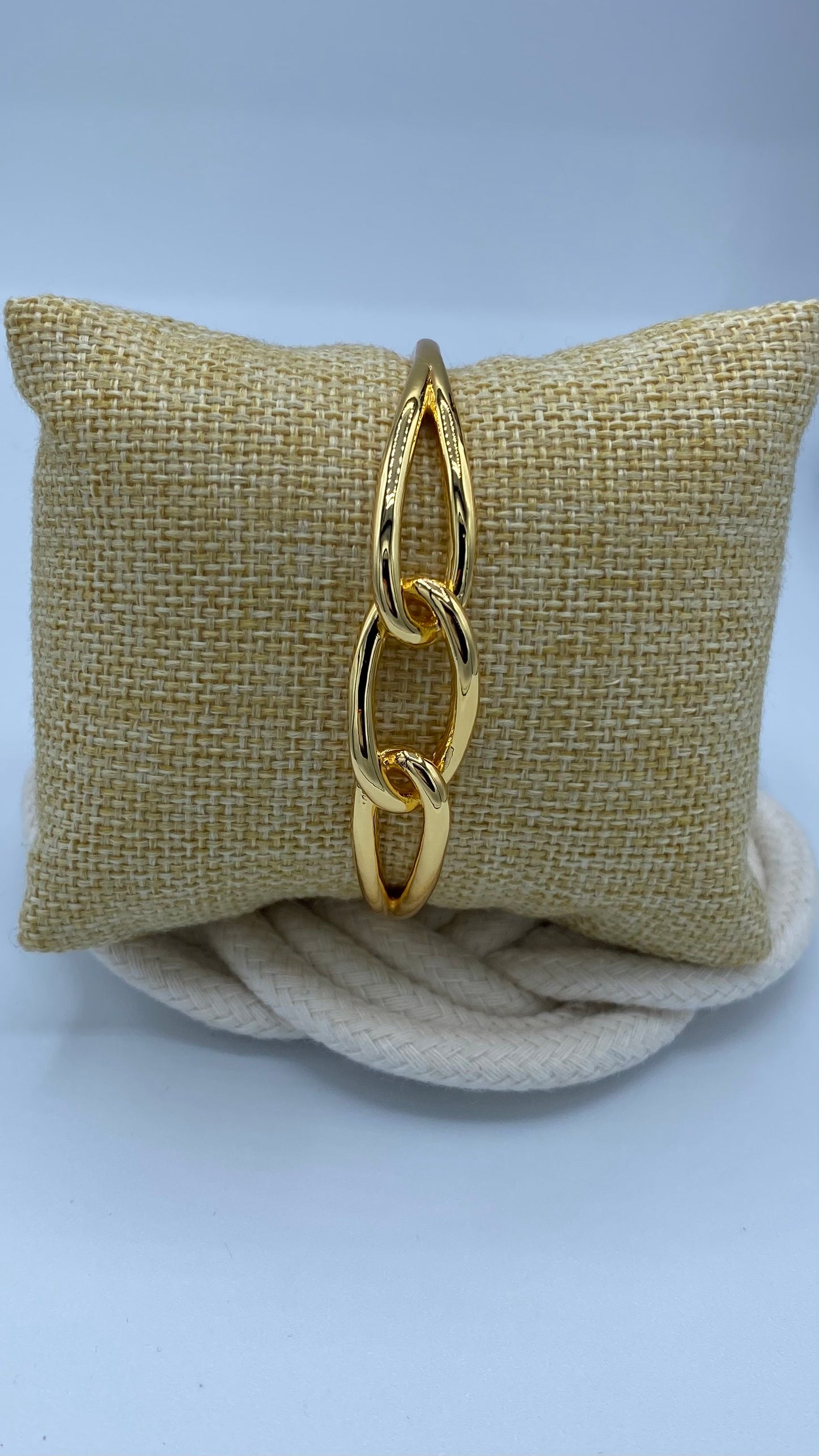 Pulsera tres lazos.